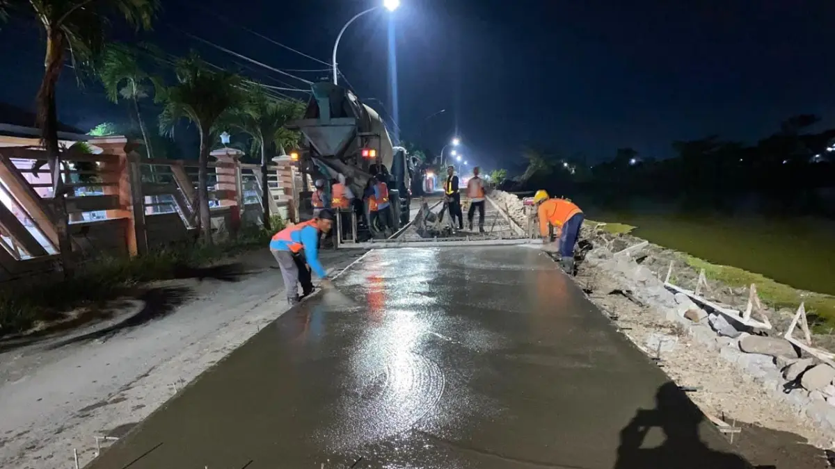 RUAS : Sepanjang pembangunan ruas Jalan Duduksampeyan-Betoyoguci. (Foto : Dok/Radar Gresik) 