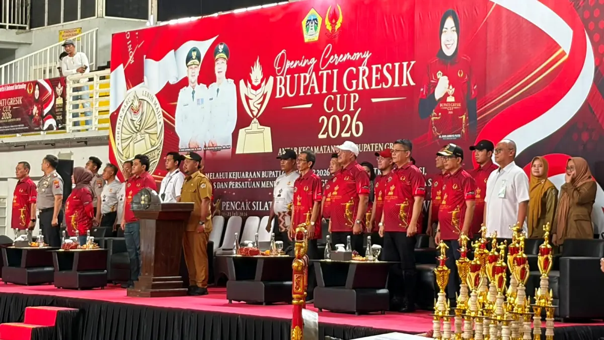 DUKUNGAN PENUH : Bersama Bupati Gresik Fandi Akhmad Yani dan jajaran pimpinan daerah, Pimpinan Bank Jatim Cabang Gresik, Bapak Abdullah Basid (berdiri di barisan depan, tiga dari kanan), hadir dalam Pembukaan Kejuaraan Bupati Gresik Cup 2026 yang berlangsung di GOR Wahana Ekspresi Poesponegoro (WEP), Senin (20/7). (IST/ RADAR GRESIK)