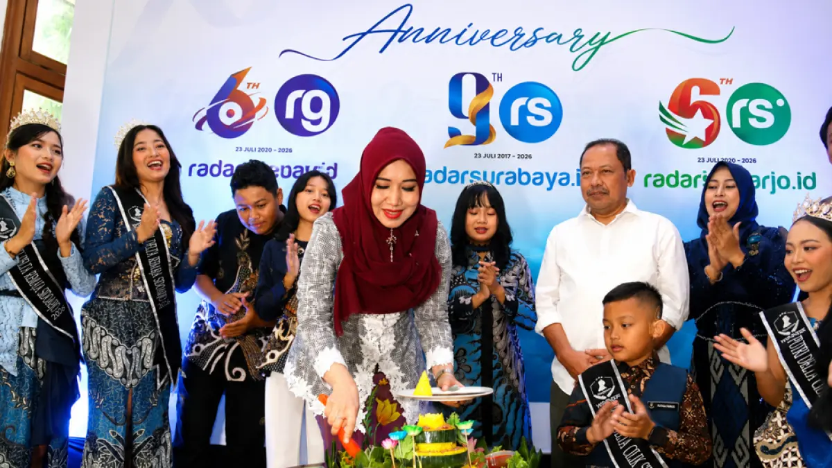 Anggota DPD RI Lia Istifhama sedang memotong tumpeng dalam rangka perayaan Hari Ulang Tahun (HUT) ke-9 RadarSurabaya.id, HUT ke-6 RadarSidoarjo.id, dan RadarGresik.id yang digelar melalui Open House di kantor Radar Surabaya, Jalan Kembang Jepun 167-169 Surabaya.
