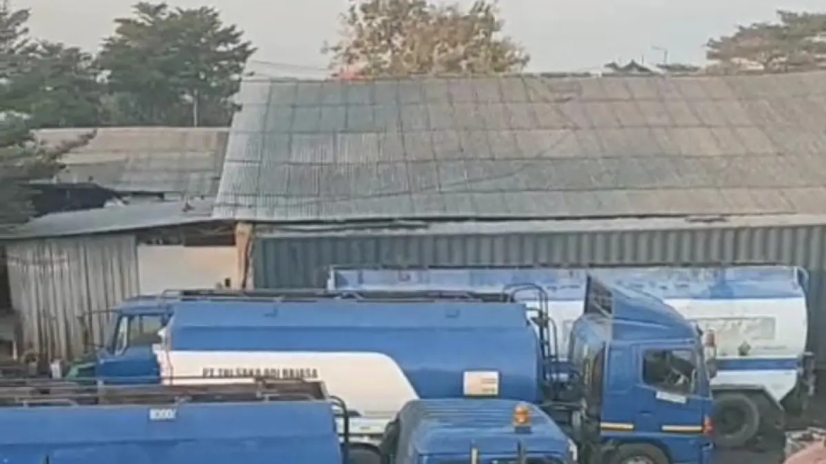 DIPROTES WARGA : Kondis dalam gudang di Desa Suci, Kecamatan Manyar yang diduga tempat pengoplosan minyak solar yang sempat di protes warga. (Foto : Ist/Radar Gresik) 