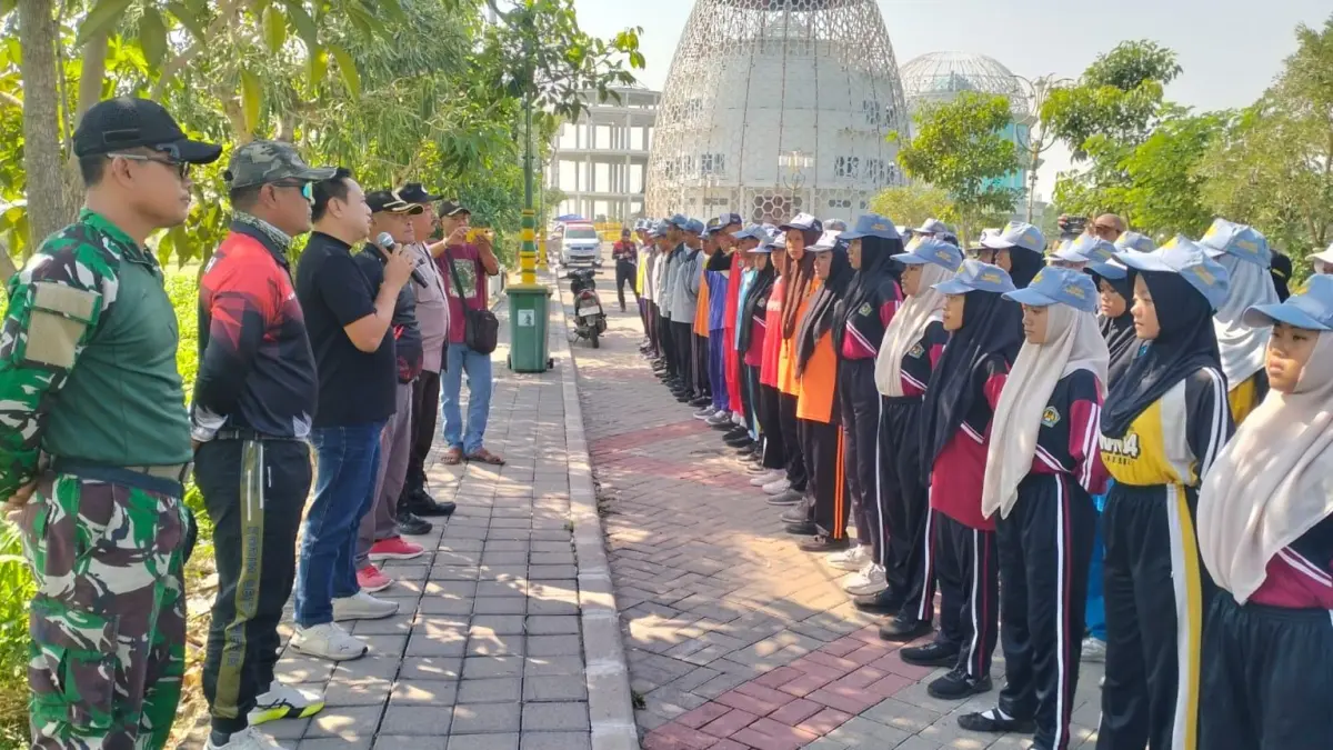 GIAT : Anggota DPRD Gresik, Sudadi ingatkan kepada peserta jaga stamina dan mental. (Foto : Fajar/Radar Gresik) 