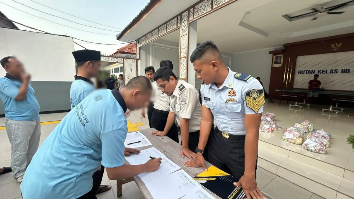 Hidup Sehat : Petugas Rutan Kelas IIB Gresik saat memebagikan perlengkapan alat mandi kepada warga binaan. (Foto : Yudhi/Radar Gresik) 