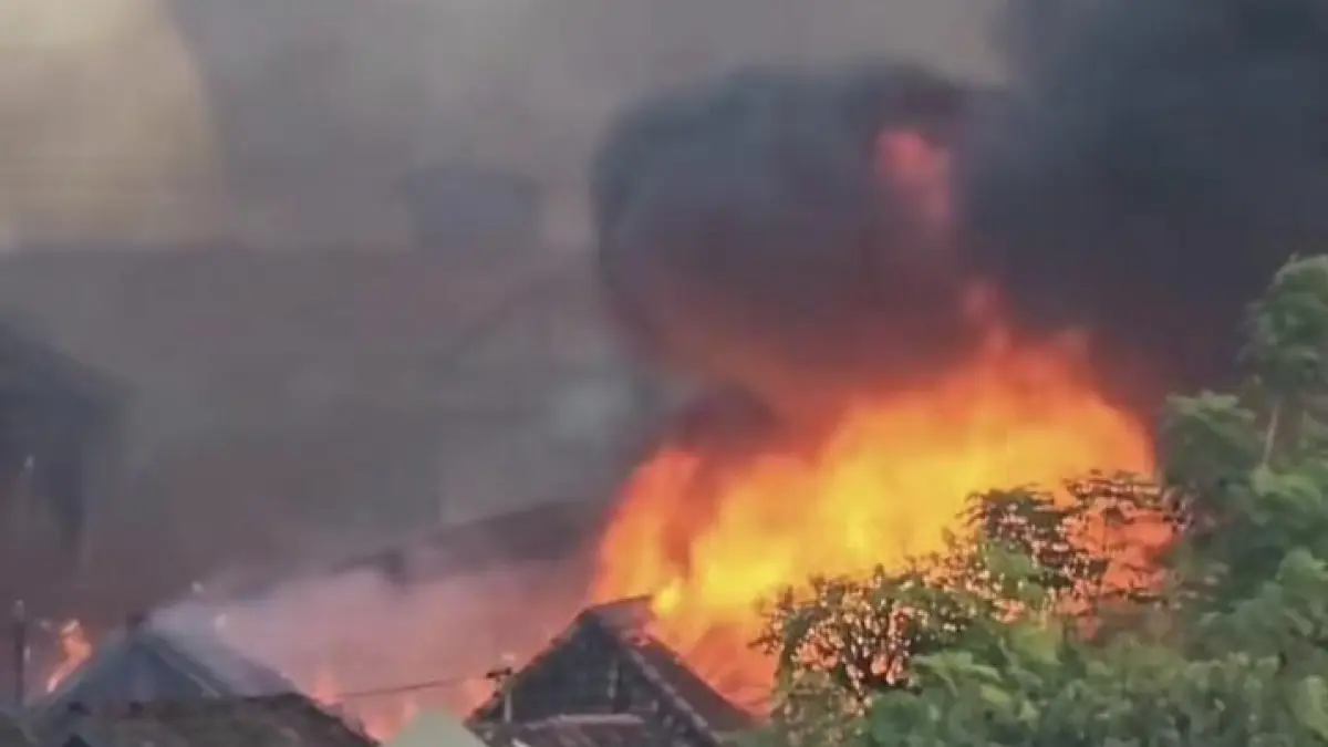 KEBAKARAN : Lima bangunan terbakar di belakang Pasar Sembayat, Jalan Manunggal II, Desa Sembayat, Kecamatan Manyar, Gresik petugas Damkar Gresik lakukan pemadaman. (Foto : Ist/Radar Gresik) 