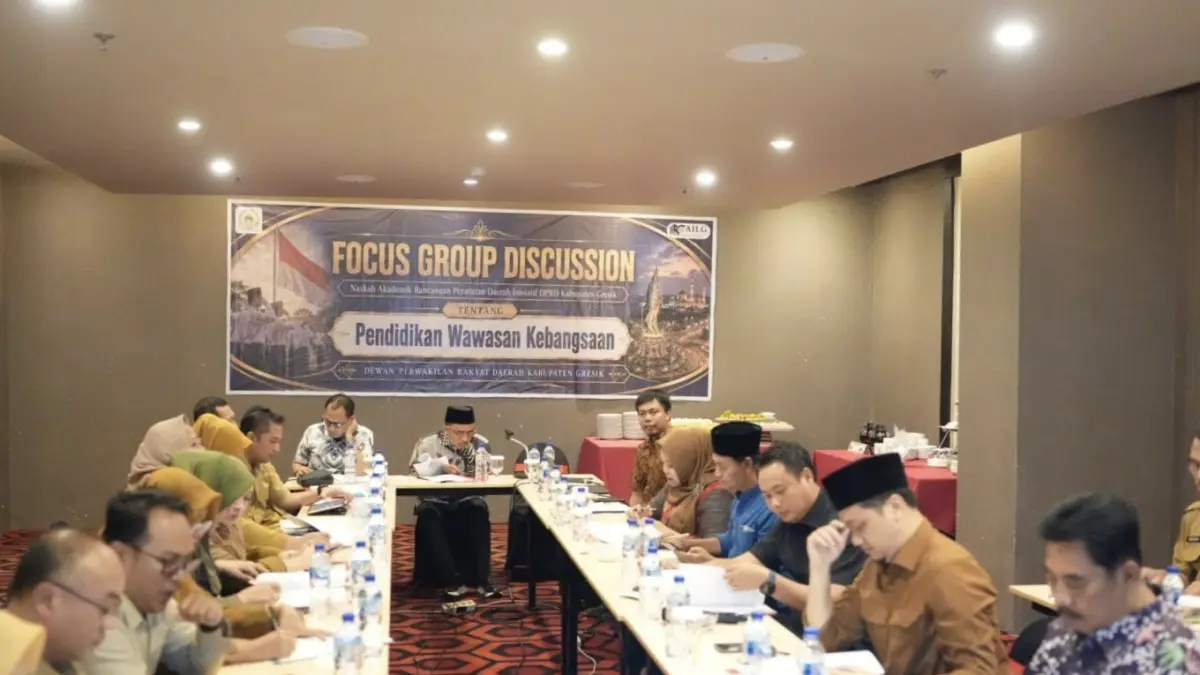 Bapemperda DPRD Gresik mematangkan pembahasan Ranperda inisiatif 2026 bersama perangkat daerah dan tenaga ahli melalui ajang FGD. (Foto : Fajar/Radar Gresik) 