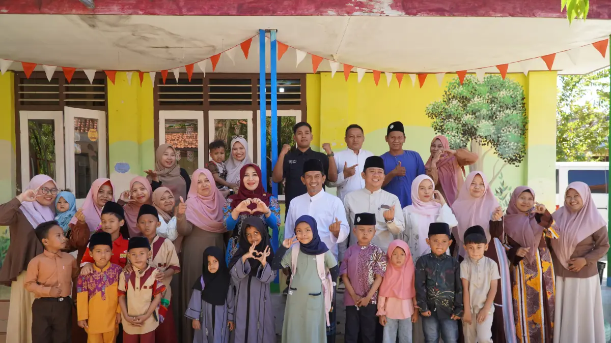PENDIDIKAN ISLAMI: Ning Lia Istifhama disambut hangat oleh pimpinan Yayasan Darussalam As-Sya’rani dan para siswa saat berkunjung ke Pamekasan, Madura.