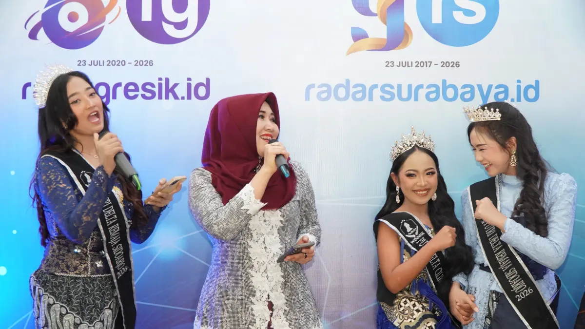 Senator Jatim Ning Lia Istifhama saat menyapa tamu HUT Radarsurabaya.id. (Foto : Hany/Radar Gresik) 