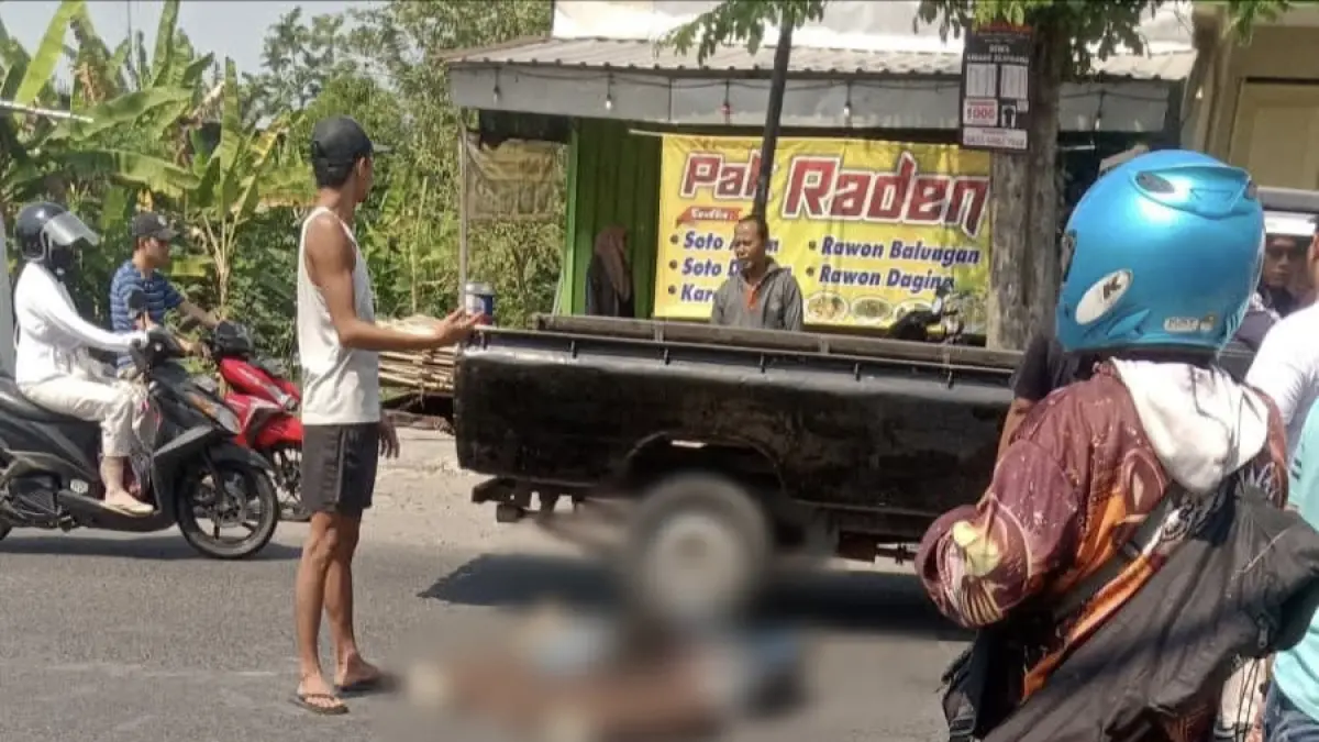 TERGELATAK: Korban seorang pengendara motor remaja meninggal dunia usai terlibat kecelakaan di Jalan Raya Desa Balongpanggang, Kecamatan Balongpanggang, Gresik. (Foto : Ist/Radar Gresik) 