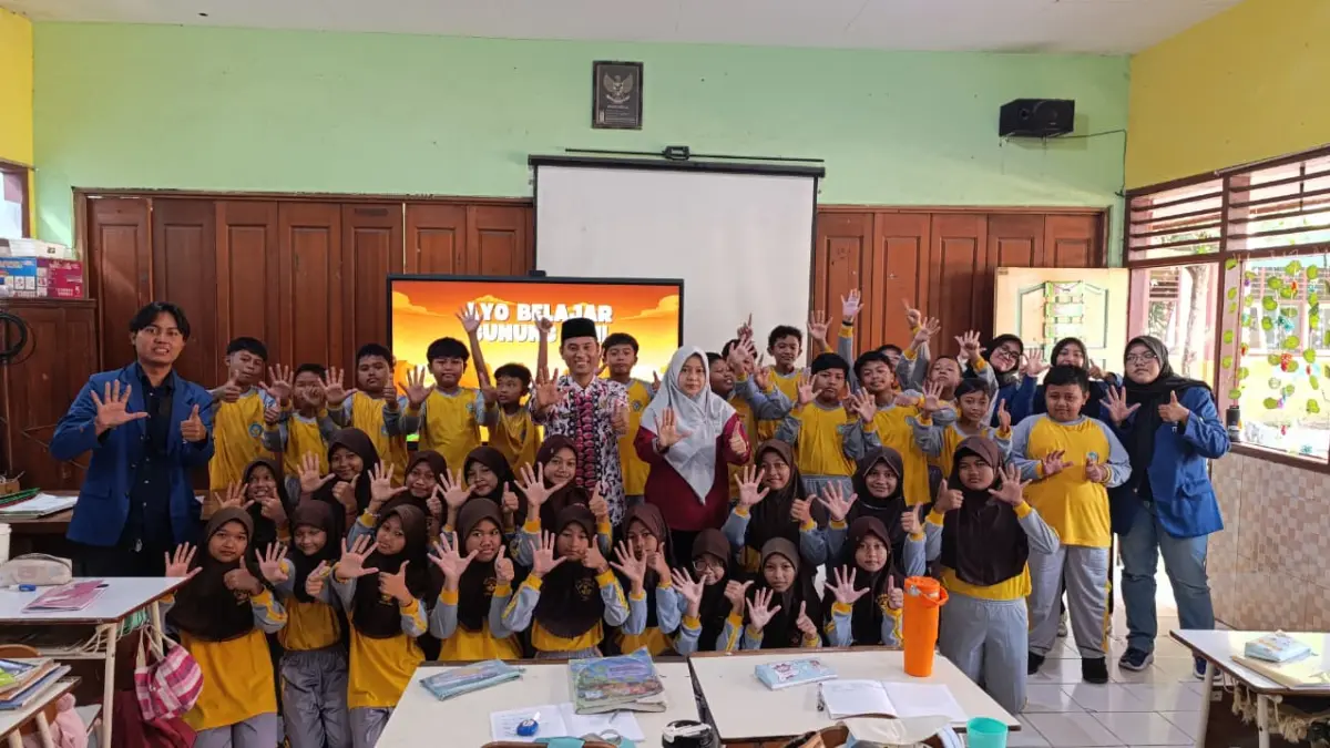 Antusias : Usai mengajar, Mahasiswa KKN ITS berfoto bersama siswa UPT SDN 155. (Foto : Ist/Radar Gresik) 