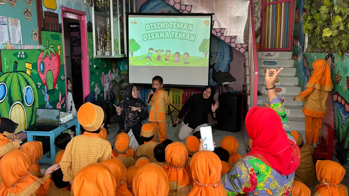 MENGAJAR: Anggota PIPAS Rutan Kelas IIB Gresik saat mendampingi dan mengajar anak-anak di TK Banjarsari Asri, Kecamatan Cerme, Gresik. (Foto : Yudhi/Radar Gresik) 