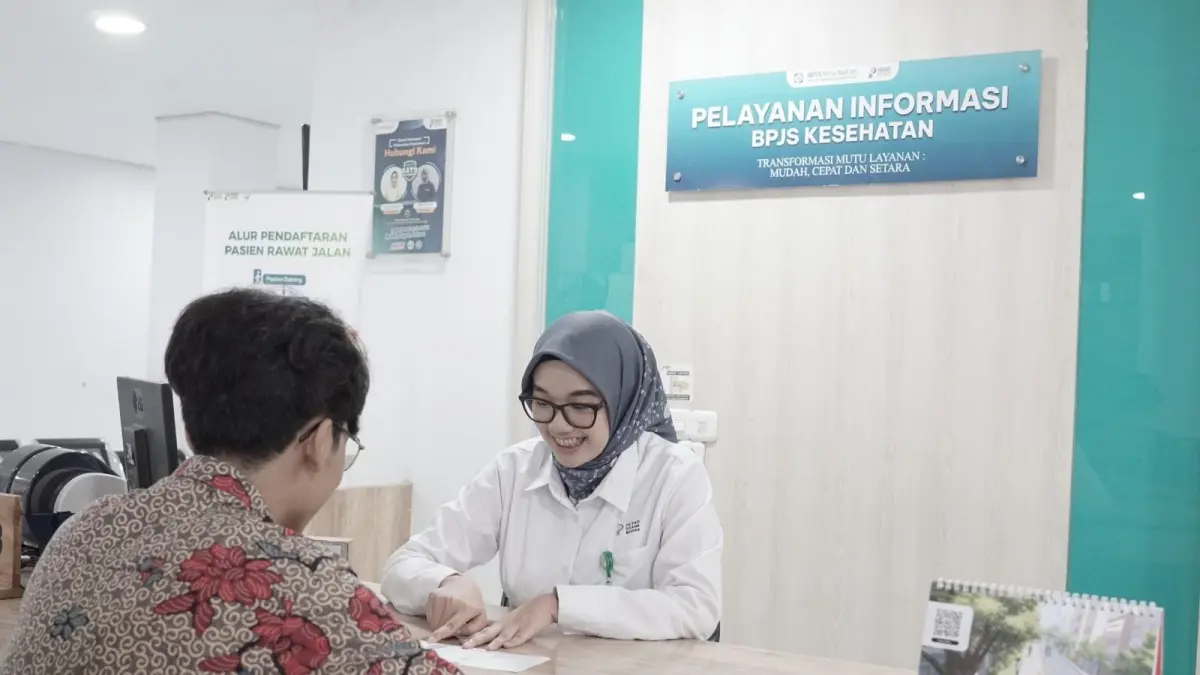 PELAYANAN: Petugas BPJS Kesehatan saat memberikan pelayanan dan edukasi alur administrasi kepada masyarakat peserta JKN. (Foto : Ist/Radar Gresik) 
