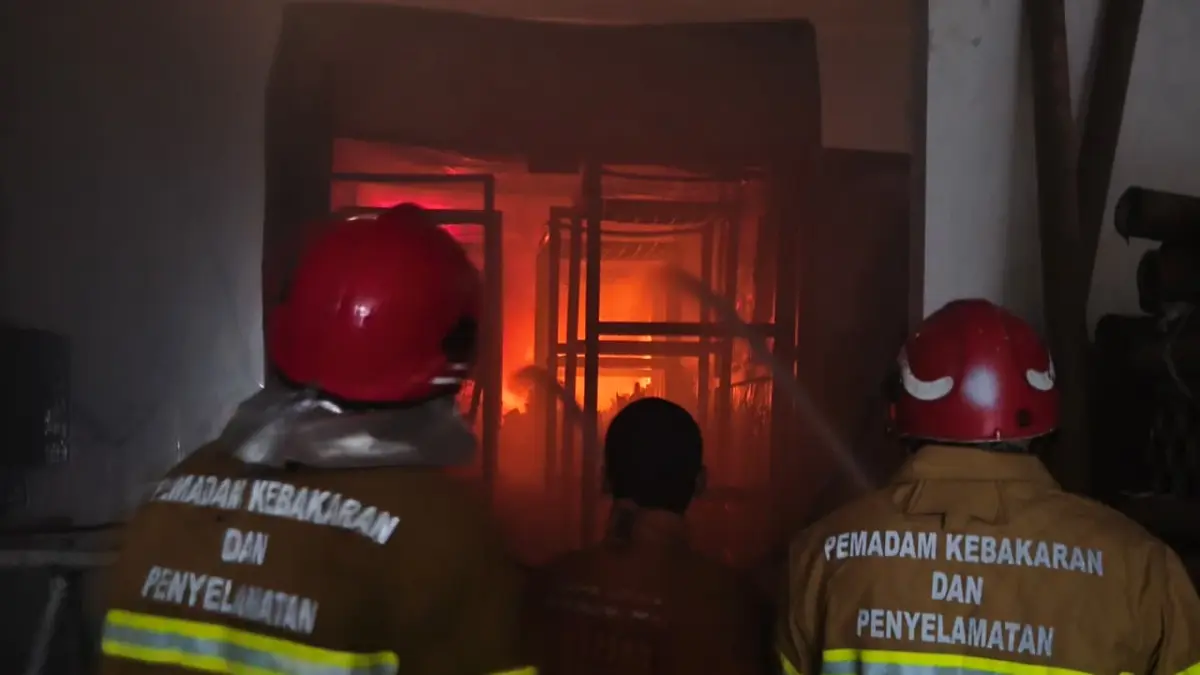 PEMADAMAN: Petugas Damkar Pos Driyorejo bersama tim gabungan saat berjibaku memadamkan kebakaran pada mesin oven di PT Panji Mas Textile, Jalan Raya KM 25, Kecamatan Driyorejo, Gresik. (Foto : Ist/Radar Gresik) 