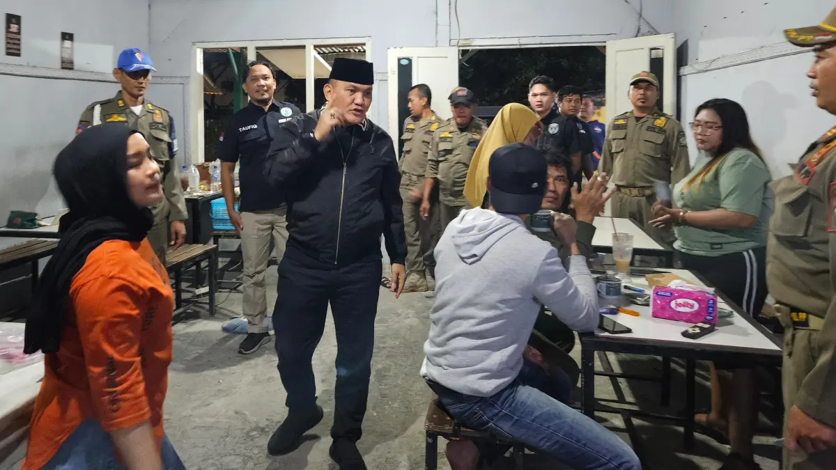 Pimpin Operasi : Kepala Dinas Satpol PP Pemkab Gresik, Agustin Halomoan Sinaga turun langsung menghentikan aktivitas warkop karaoke di Jalan Siti Fatimah binti Maimun.