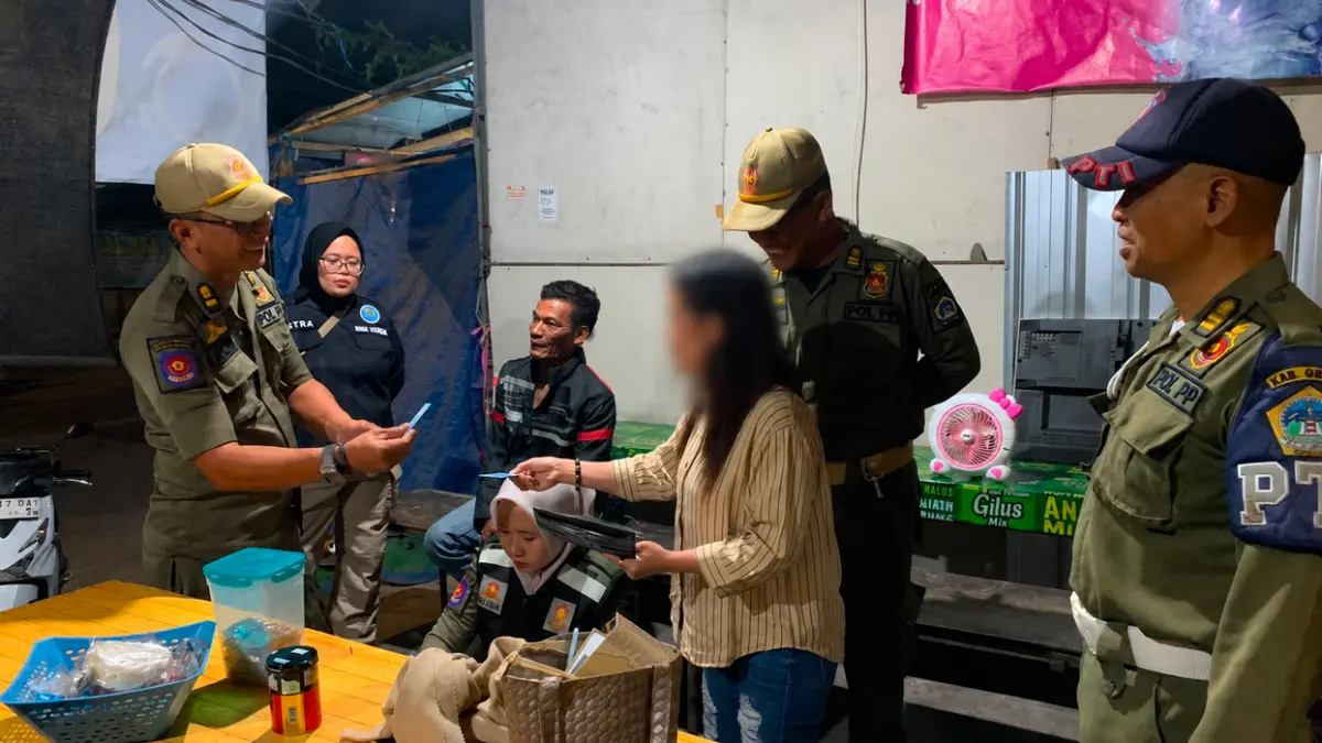 RAZIA: Petugas Satpol PP Kabupaten Gresik bersama tim gabungan saat menggelar razia penertiban kafe dan pemeriksaan identitas di wilayah Gresik. (Foto : Ist/Radar Gresik) 