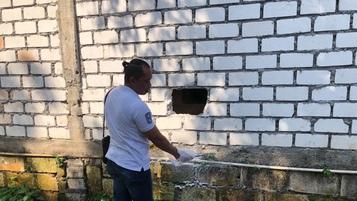 TEREKAM CCTV: Pelaku terekam kamera CCTV diduga usai melakukan aksi pembobolan brankas milik sebuah toserba di Desa Lowayu, Kecamatan Dukun, Gresik. (Foto : Ist/Radar Gresik) 