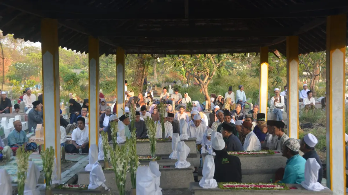 ZIARAH : Ratusan masyarakat Kota Gresik saat berziarah ke makam tiga ulama asal bedilan Gresik KH. Ibrahim Tamim, KH. Ach. Wahib Tamim, dan KH. Muchtar Djamil di Makam Umum Tlogo Pojok, Kecamatan Gresik. (Foto : Yudhi/Radar Gresik) 