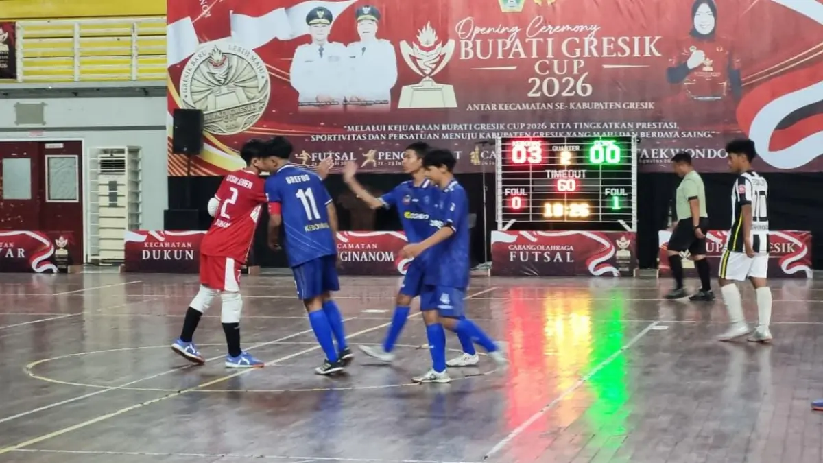 BERTANDING: Aksi sengit tim futsal putra Kecamatan Kebomas saat menghadapi Kecamatan Cerme dalam partai final Bupati Gresik Cup 2026 di WEP Gresik. (Foto : Dok/Radar Gresik) 