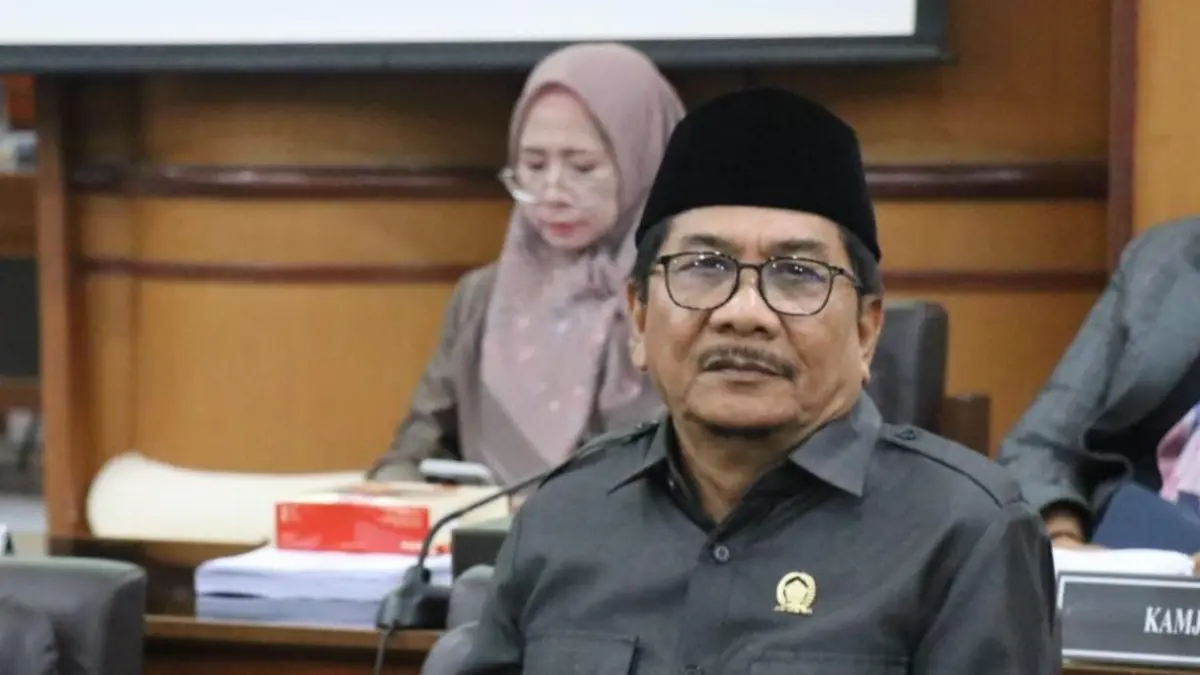 MONEV: Wakil Ketua Komisi II DPRD Gresik, Mochammad, bersama pimpinan dewan saat memberikan arahan terkait penataan dan perizinan tempat wisata di Gresik. (Foto : Fajar/Radar Gresik) 