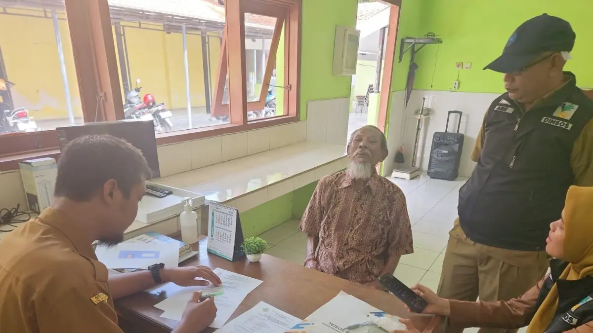 Petugas Tim URC Dinsos Kabupaten Gresik saat mendampingi proses pemulangan lansia Imam Suhadi (76) ke pihak keluarga melalui Dinsos Kabupaten Sidoarjo. (Foto : Fajar/Radar Gresik) 