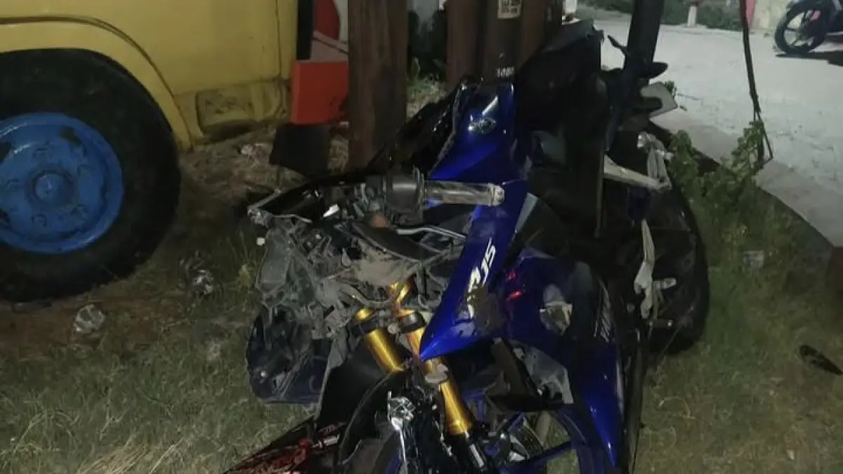 RINGSEK: Kondisi dua sepeda motor yang ringsek usai terlibat kecelakaan maut di Jalan Raya Dusun Lopang, Desa Driyorejo, Kecamatan Driyorejo, Gresik. (Foto : Ist/Radar Gresik) 