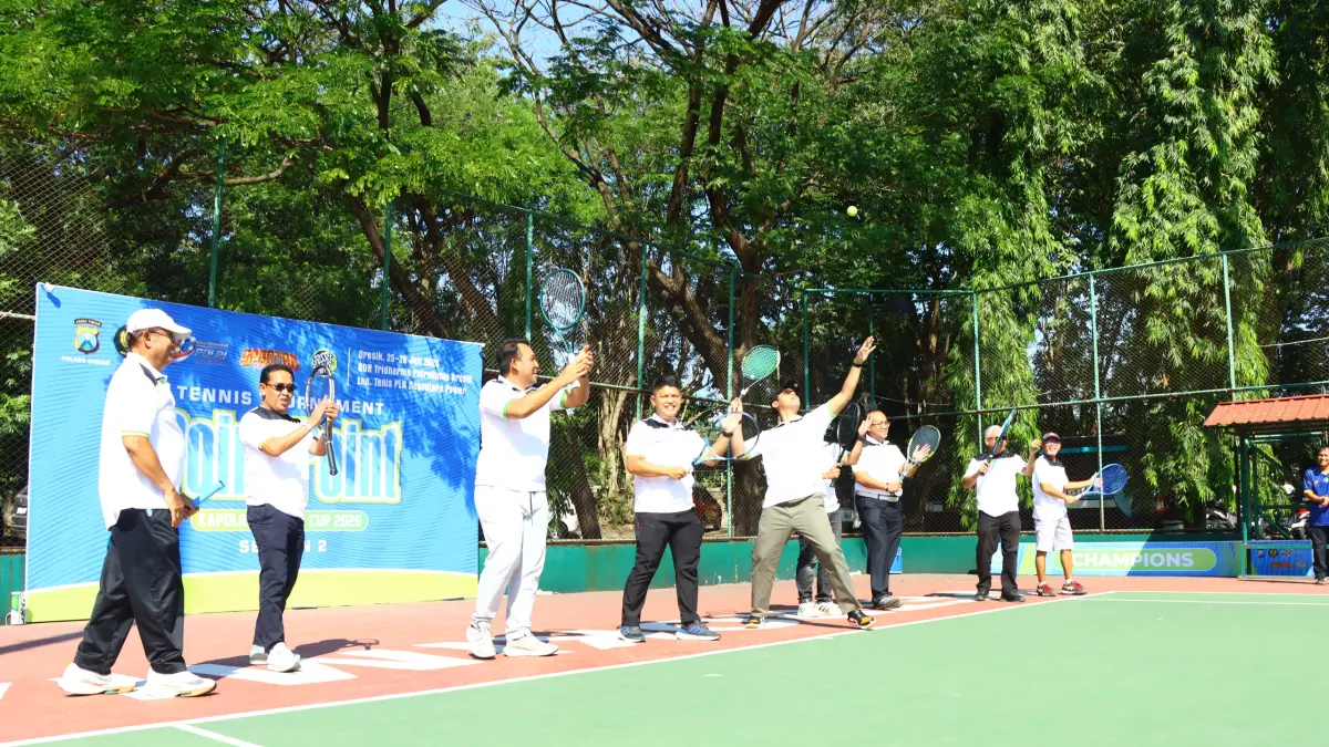 TURNAMEN TENIS: Jajaran Forkopimda bersama Wakapolres Gresik Kompol Shabda Purusha saat membuka Turnamen Tenis Point to Point Season 2 di Lapangan SOR Tridharma Petrokimia Gresik. (Foto : Ist/Radar Gresik) 