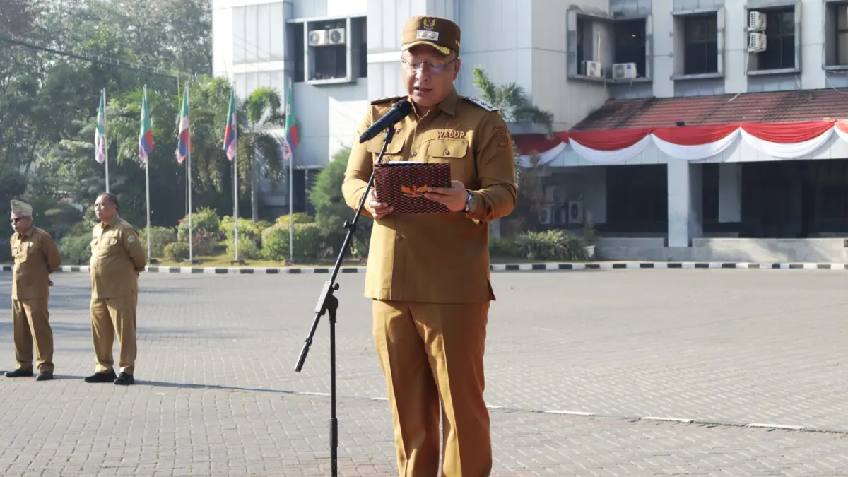 Wakil Bupati Gresik, dr. Asluchul Alif, bertindak sebagai pembina upacara dan membacakan pidato tertulis dari Menteri Pemberdayaan Perempuan dan Perlindungan Anak (PPPA), Arifatul Choiri Fauzi. (Foto : Ist/Radar Gresik) 