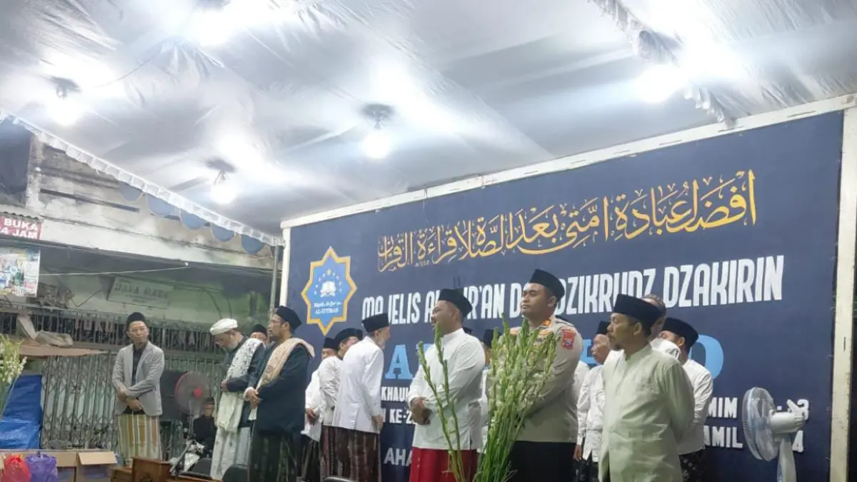 HADIR: Bupati Gresik Fandi Ahmad Yani bersama para kyai, ulama, dan jajaran Forkopimcam Kecamatan Gresik saat menghadiri puncak haul tiga ulama di Kelurahan Bedilan, Kecamatan Gresik. (Foto : Yudhi/Radar Gresikk