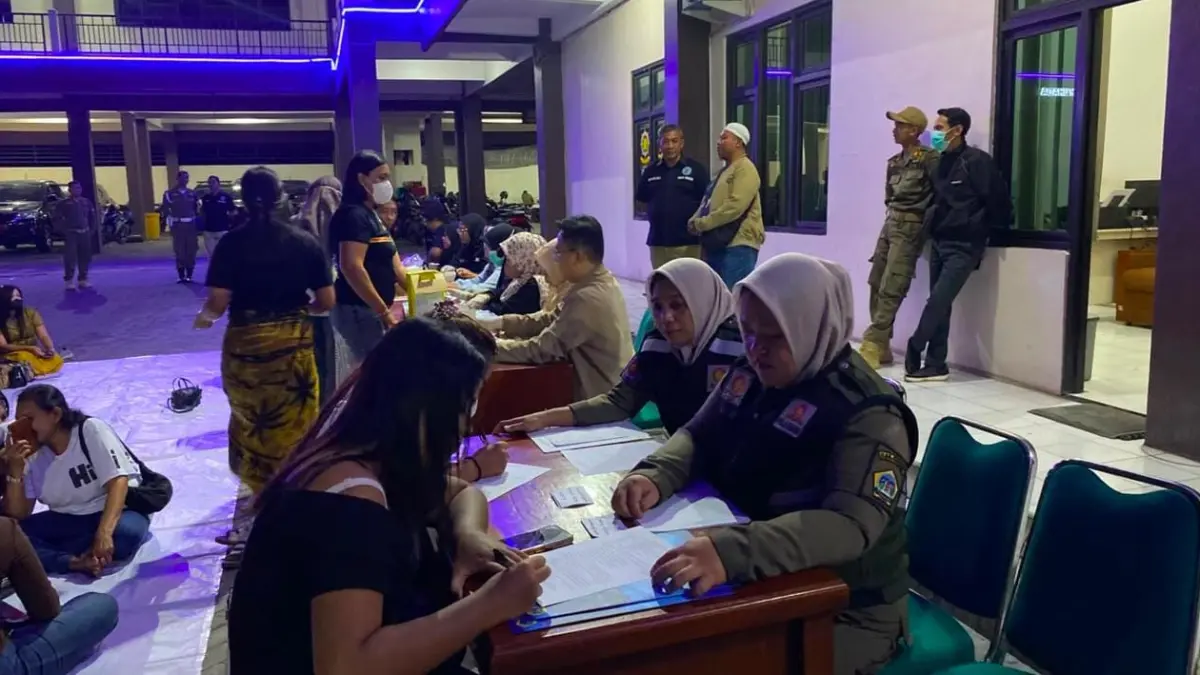OPERASI: Satpol PP Kabupaten Gresik saat melakukan razia penertiban dan pendataan di kantornya. (Foto : Ist/Radar Gresik) 