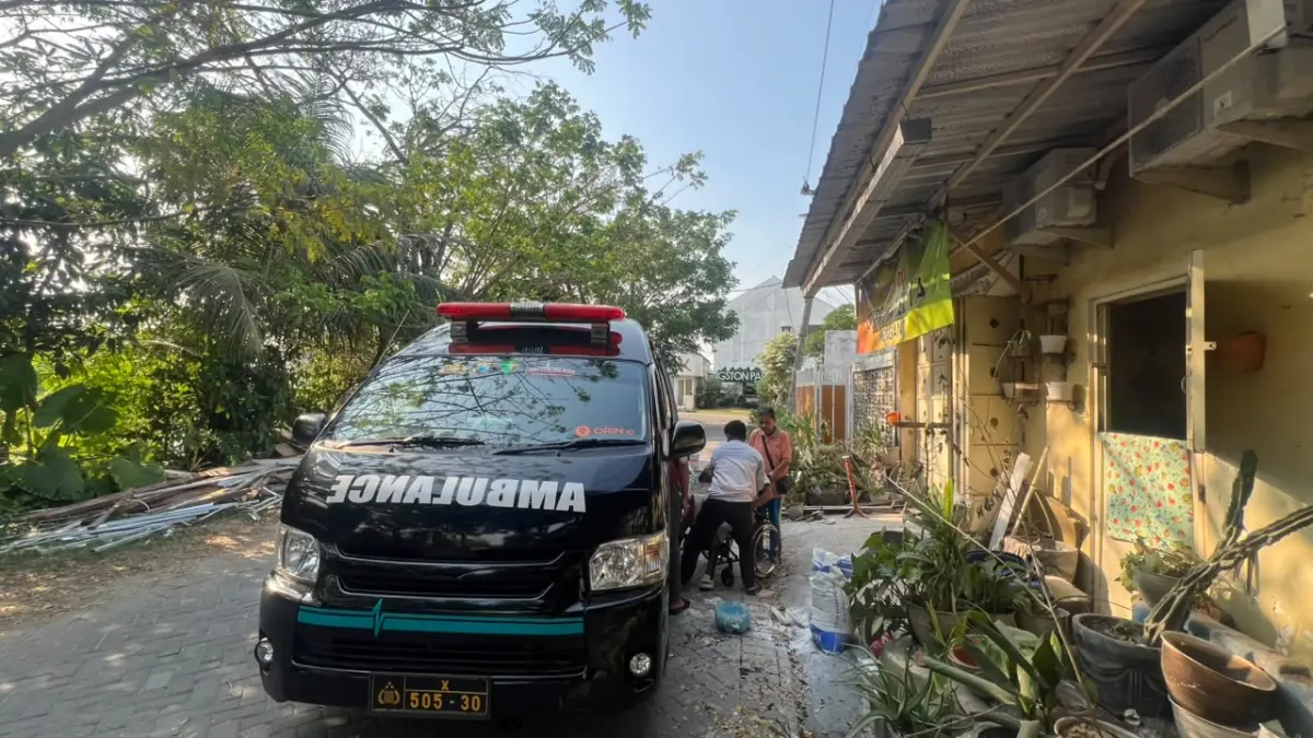 PEDULI: Anggota Satlantas dan Sidokkes Polres Gresik saat melakukan pelayanan kemanusiaan dengan mengawal dan mengantar pasien sakit ke rumah sakit menggunakan ambulans gratis. (Foto : Ist/Radar Gresik) 