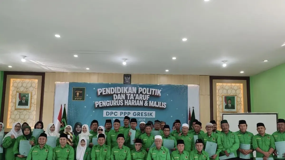 PENDIDIKAN POLITIK: Jajaran Pengurus Harian dan Pengurus Majelis DPC PPP Kabupaten Gresik saat mengikuti kegiatan Pendidikan Politik dan Ta’aruf di Kantor DPC PPP Gresik. (Foto : Fajar/Radar Gresik) 