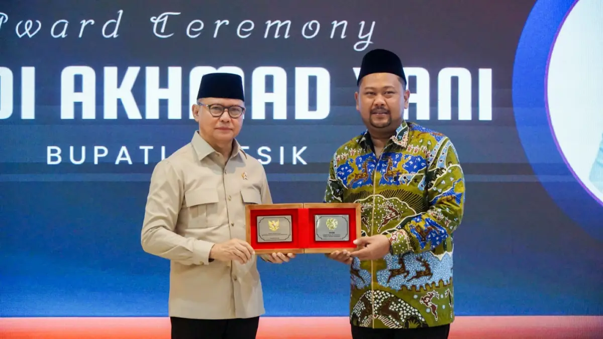 PENGHARGAAN: Bupati Gresik Fandi Akhmad Yani saat menerima Piagam Penghargaan Kepala Daerah Inspiratif dari Kementerian Pelindungan Pekerja Migran Indonesia (KP2MI) di Jakarta. (Foto : Ist/Radar Gresik) 