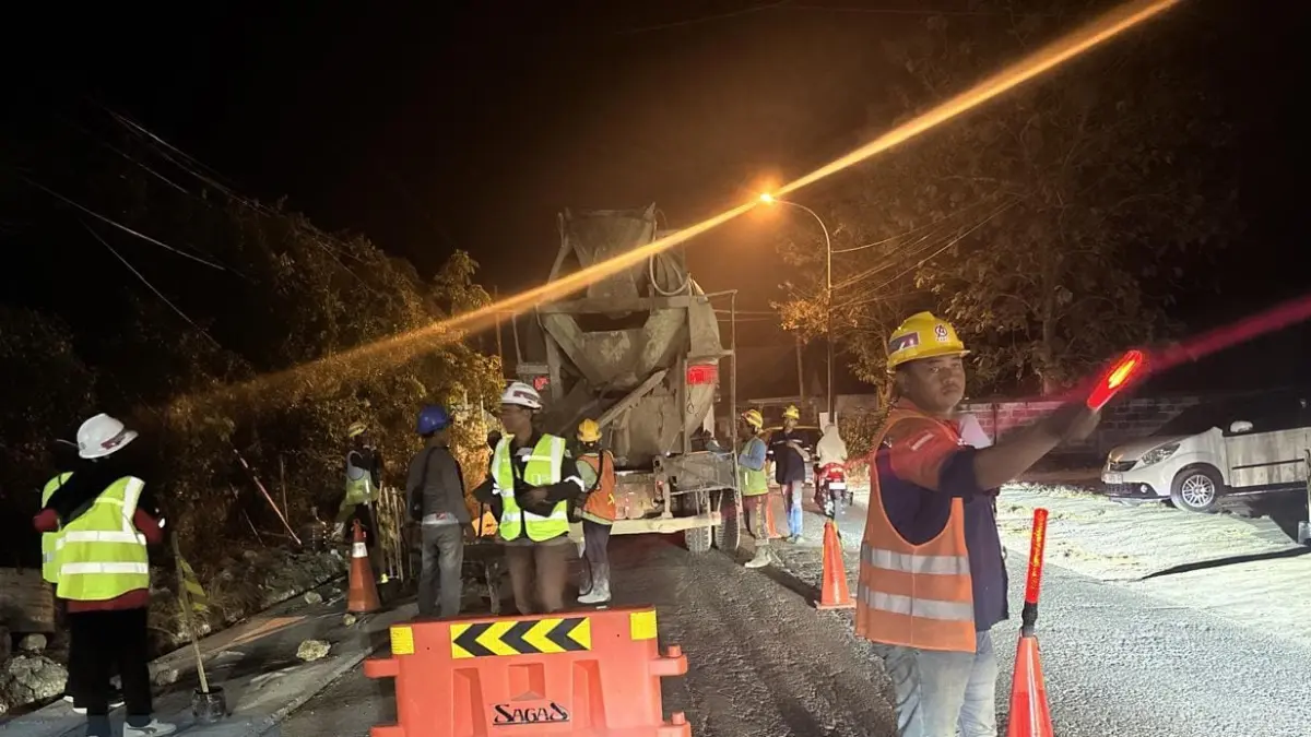 PROSES: Suasana pengerjaan proyek pelebaran dan perbaikan drainase di ruas Jalan Bungah-Dukun, Kabupaten Gresik. (Foto : Dok/Radar Gresik) 