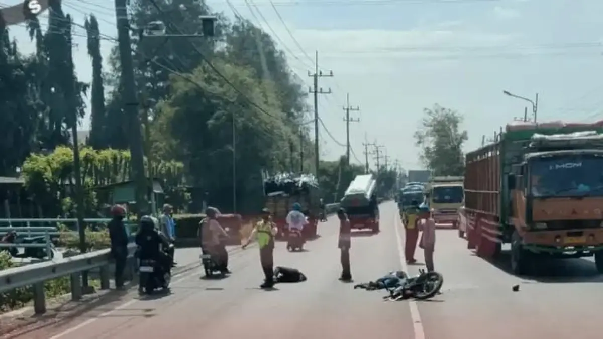 RINGSEK: Kendaraan yang terlibat kecelakaan saat diamankan di Mapolsek Driyorejo, Gresik. (Foto : Ist/Radar Gresik) 