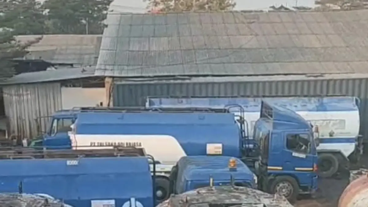 Sejumlah truk tangki yang diduga melakukan aktivitas pengoplosan atau pemindahan bahan bakar minyak (BBM) jenis solar refinery hingga menimbulkan bau menyengat di Desa Suci, Kecamatan Manyar, Gresik. (Foto : Ist/Radar Gresik) 