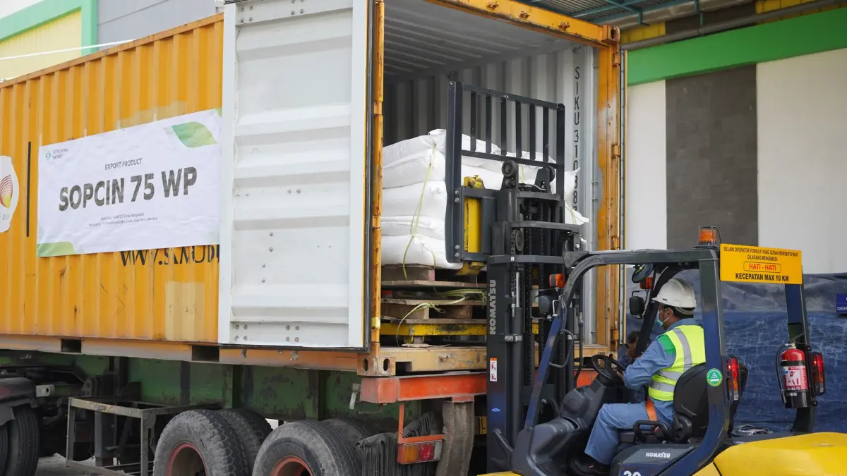 MENJANGKAU SELURUH PELOSOK NEGERI : PT Petrokimia Kayaku memperkuat jaringan distribusi dan koordinasi wilayah untuk menyalurkan sarana produksi resmi serta edukasi tepat guna secara merata kepada seluruh petani Indonesia, tanpa terhalang kondisi geografis. (IST/ RADAR GRESIK)