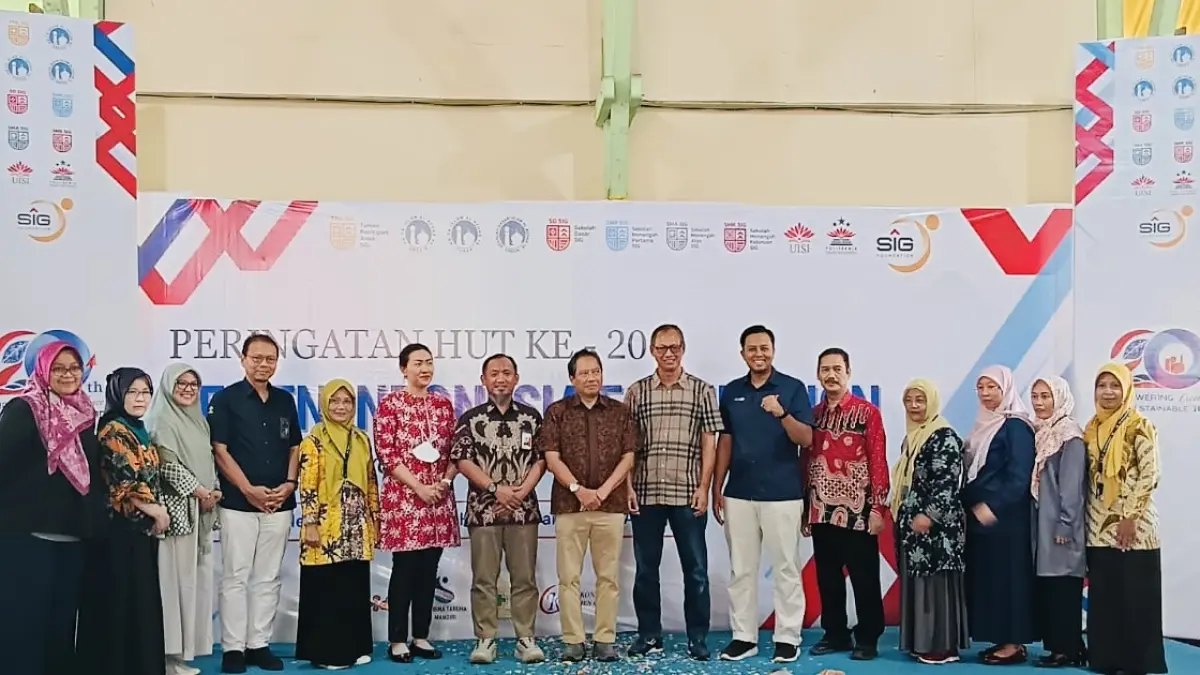DUA DEKADE MELANGKAH : Memasuki fase kedewasaan, pengurus SIG Foundation bersama para kepala sekolah dan rektor  terus berkomitmen memperkuat inovasi kurikulum, penguasaan bahasa internasional, dan pemberdayaan masyarakat demi menghadirkan dampak positif yang berkelanjutan. (IST/ RADAR GRESIK)