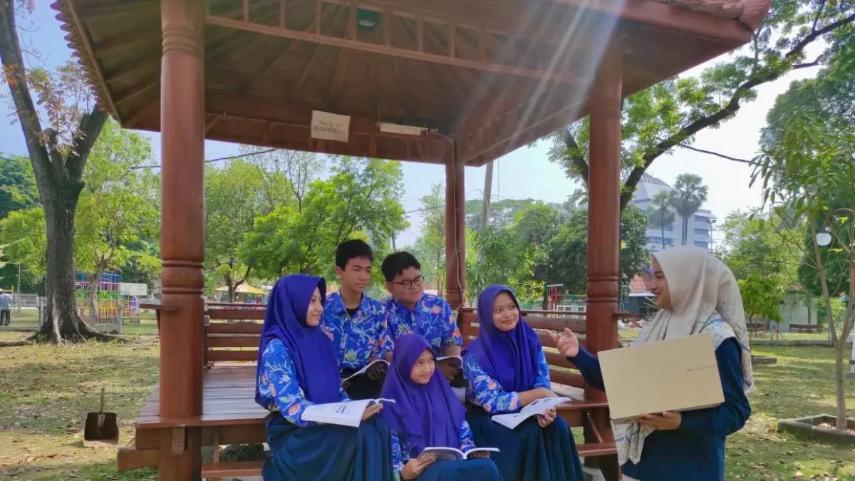 OUTDOOR LEARNING : Kegiatan belajar di luar kelas siswa SMP SIG menjadi sarana seru untuk melatih kemampuan observasi, berpikir kritis, dan kerja sama tim, sebagai wujud komitmen Semen Indonesia Foundation dalam menghadirkan pembelajaran adaptif yang membentuk karakter mandiri. (IST/ RADAR GRESIK)