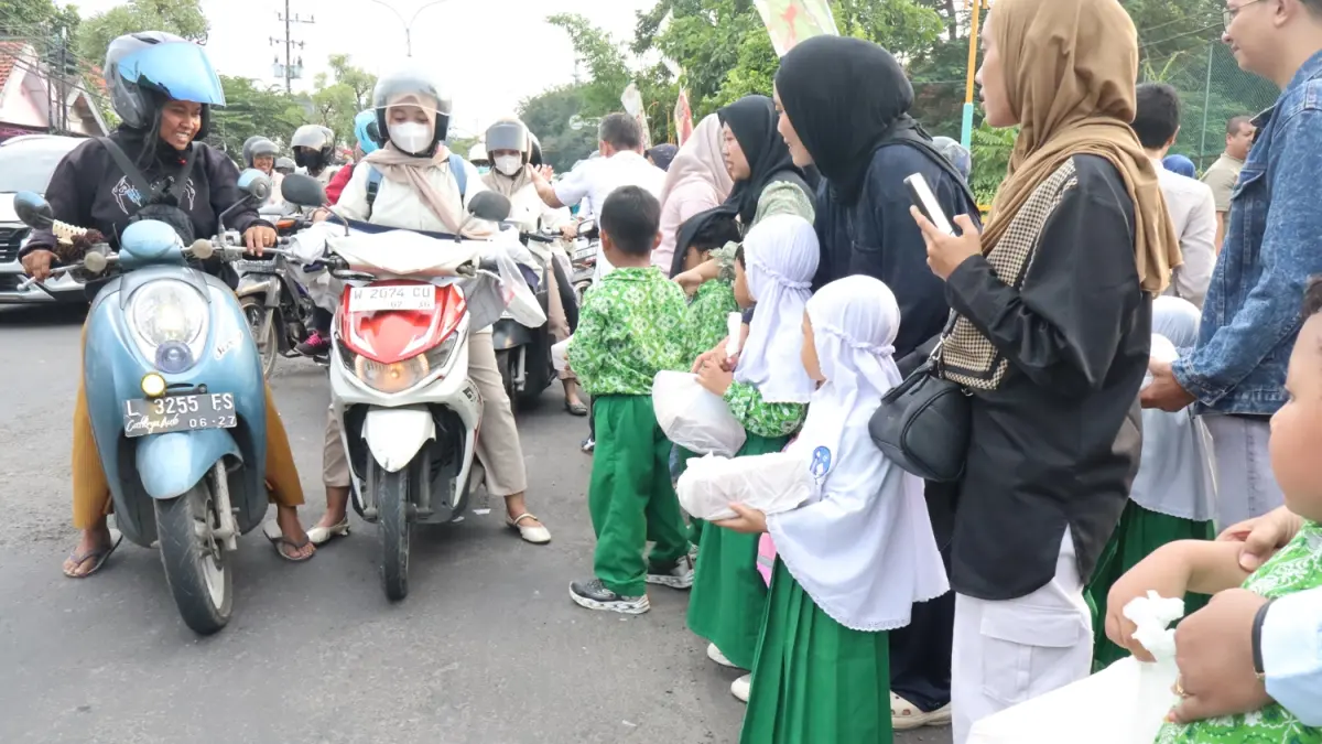 EMPATI SEJAK DINI :  Aksi murid KB TK Islam Al Azhar 69 Gresik membagikan takjil di bulan Ramadan menjadi sarana belajar berbagi sekaligus wujud komitmen Semen Indonesia Foundation dalam membentuk karakter anak yang berempati, mandiri, dan berakhlak mulia sejak dini. (IST/ RADAR GRESIK)
