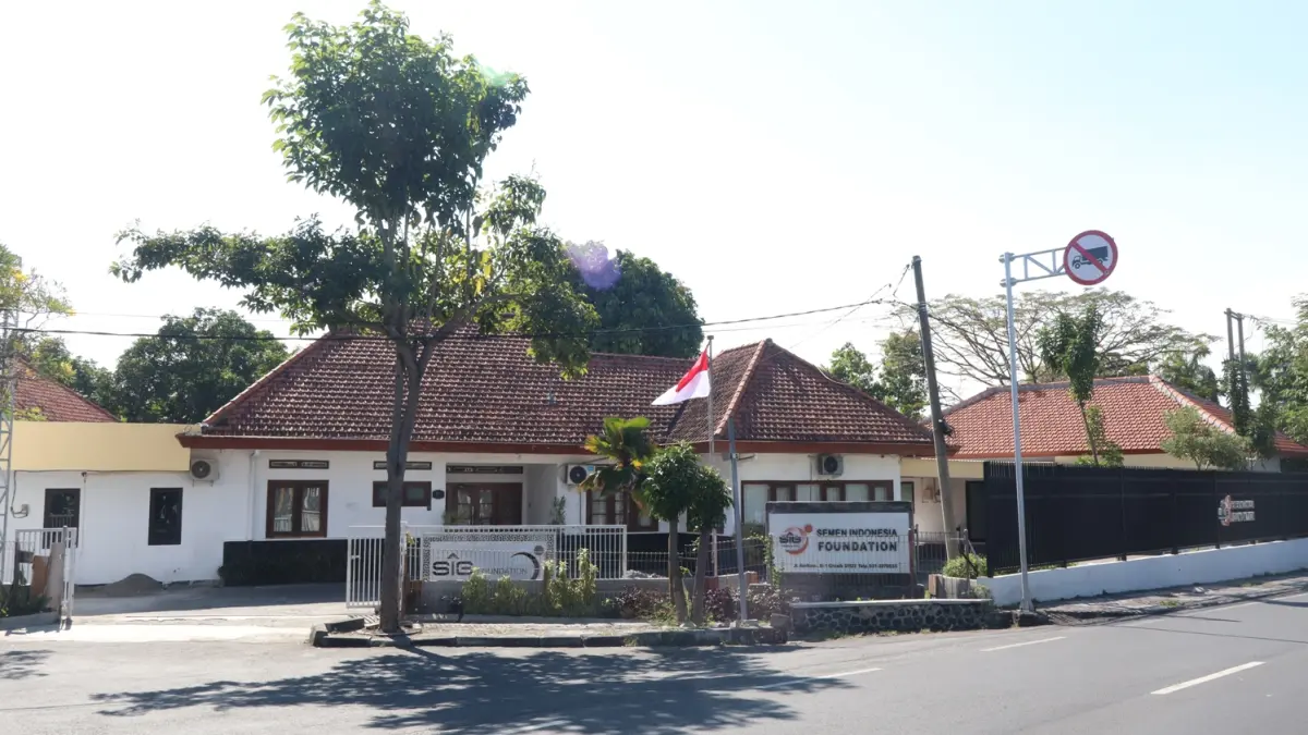 BERDEDIKASI UNTUK NEGERI, MEMBERI DAMPAK BAGI SESAMA: Semen Indonesia Foundation merupakan Yayasan yang bergerak dibidang layanan pendidikan pada jalur formal, non formal, dan informal pada setiap jenjang dan jenis pendidikan. Mengelola rumah sakit, poliklinik, laboratorium, jasa konsultan enjinering konstruksi, manajemen layanan kontrak, sistem pengelolaan gedung, jasa akomodasi (penginapan) atau hospitality dan jasa-jasa lainnya, serta mengelola bantuan kepada korban bencana alam, fakir miskin, dan pengelolaan makam. (IST/ RADAR GRESIK)