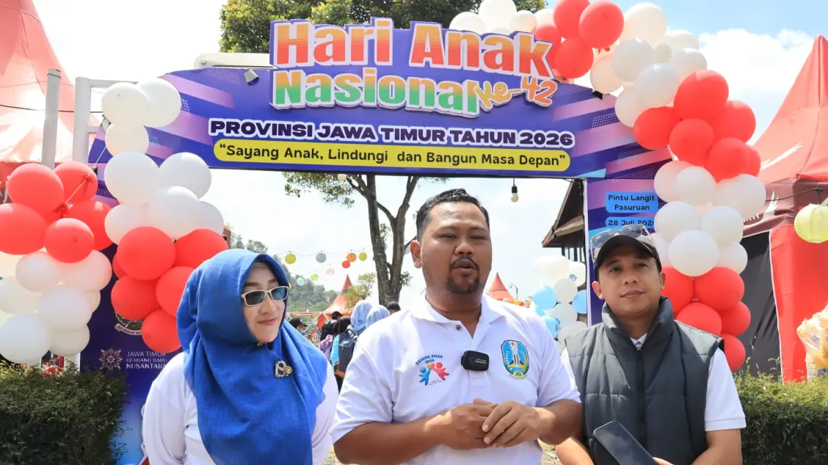 BANGGA: Bupati Gresik Fandi Akhmad Yani usai menerima penghargaan Indeks Perlindungan Anak (IPA) dari Gubernur Jawa Timur Khofifah Indar Parawansa di Pasuruan. (Foto : Ist/Radar Gresik) 