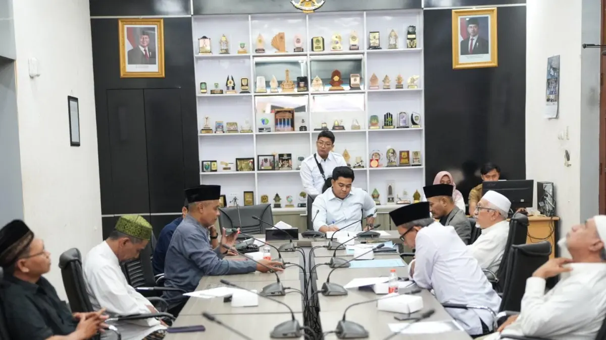 Khidmat : DPRD Kabupaten Gresik saat menerima audiensi dari Forum Peduli Gresik (FPG) di gedung dewan. (Foto : Fajar/Radar Gresik) 