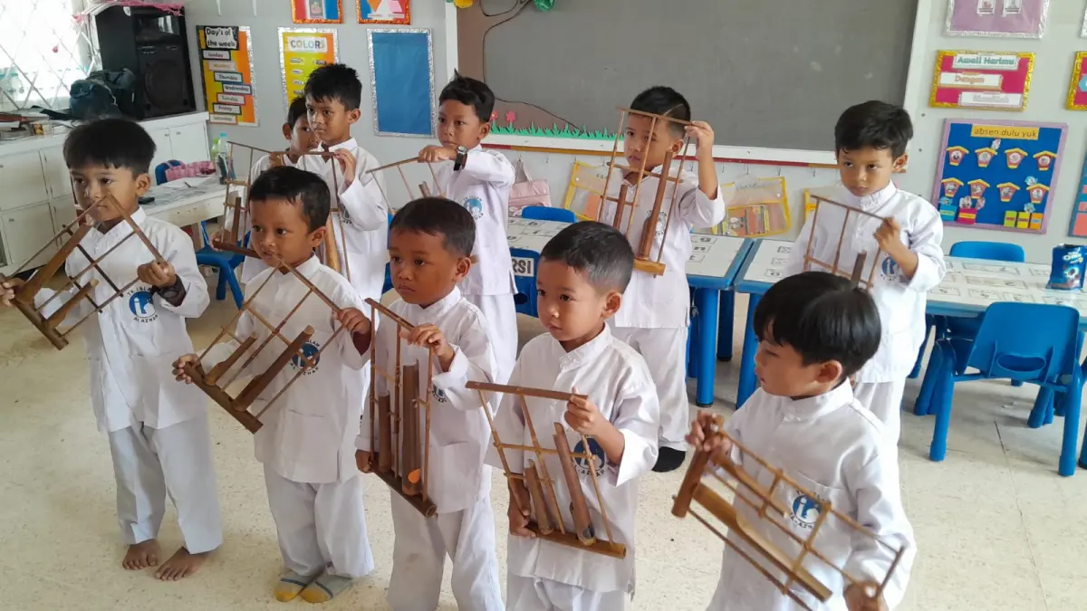 MELESTARIKAN BUDAYA : Latihan angklung siswa KB TK Islam Al Azhar 70 Tuban menjadi sarana belajar fokus, kesabaran, dan kerja sama tim, sekaligus bentuk komitmen Semen Indonesia Foundation dalam memupuk karakter dan cinta budaya bangsa sejak dini. (IST/ RADAR GRESIK)