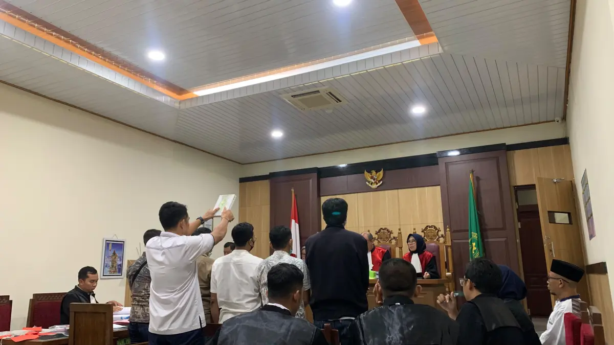 SAKSI: Sejumlah saksi saat disumpah sebelum memberikan keterangan dalam sidang kasus dugaan penipuan SK ASN Pemkab Gresik di PN Gresik. (Foto : Ist/Radar Gresik) 