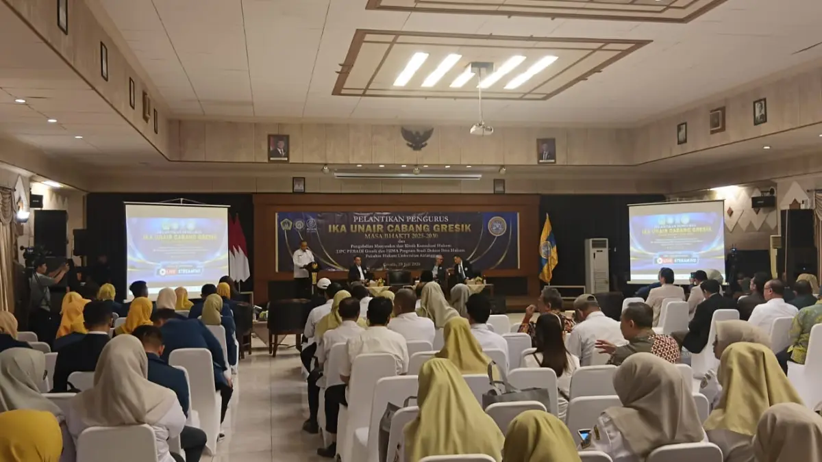 Sekda Kabupaten Gresik Achmad Washil Miftahul Rachman saat memberikan sambutan dalam pelantikan pengurus IKA Unair Cabang Gresik di Kantor Bupati Gresik.