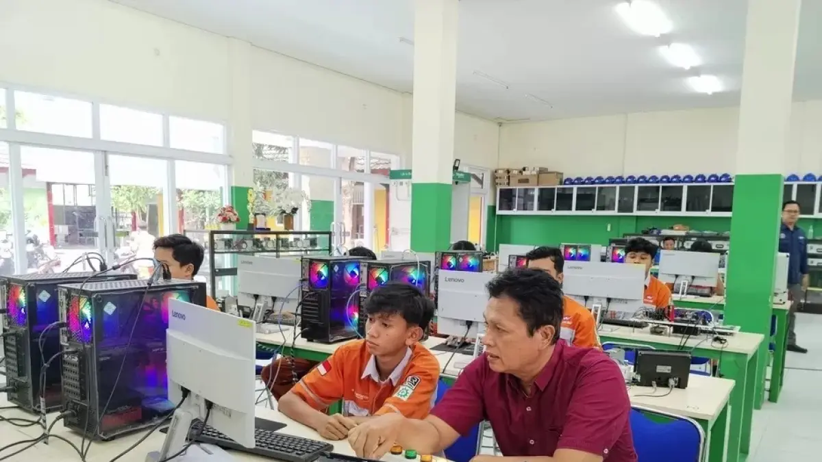 SIAP KERJA DAN BERDAYA SAING : Bekerja sama dengan beberapa Lembaga Sertifikasi Profesi ( LSP) berlisensi BNSP, sertifikasi siswa SMK Semen Gresik menjadi bukti valid atas keterampilan mereka yang siap bersaing di dunia kerja global. (IST/ RADAR GRESIK)