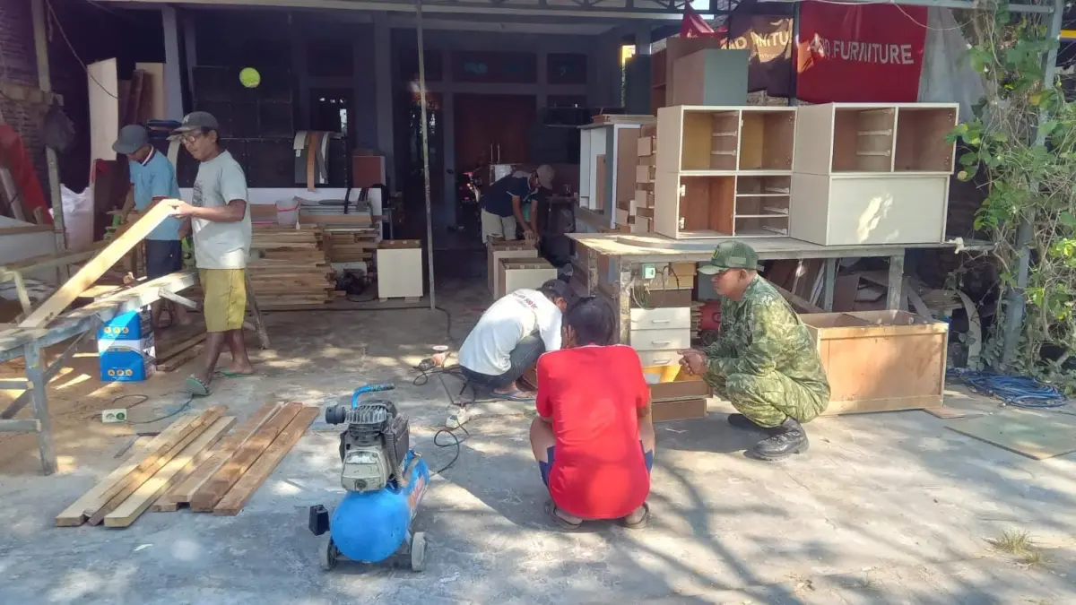 USAHA: Komitmen Babinsa Koramil Balongpanggang saat komsos dengan pelaku usaha mebel milik Sunaryo di Desa Kedungpring, Kecamatan Balongpanggang, Gresik. (Foto : Dok/Radar Gresik) 