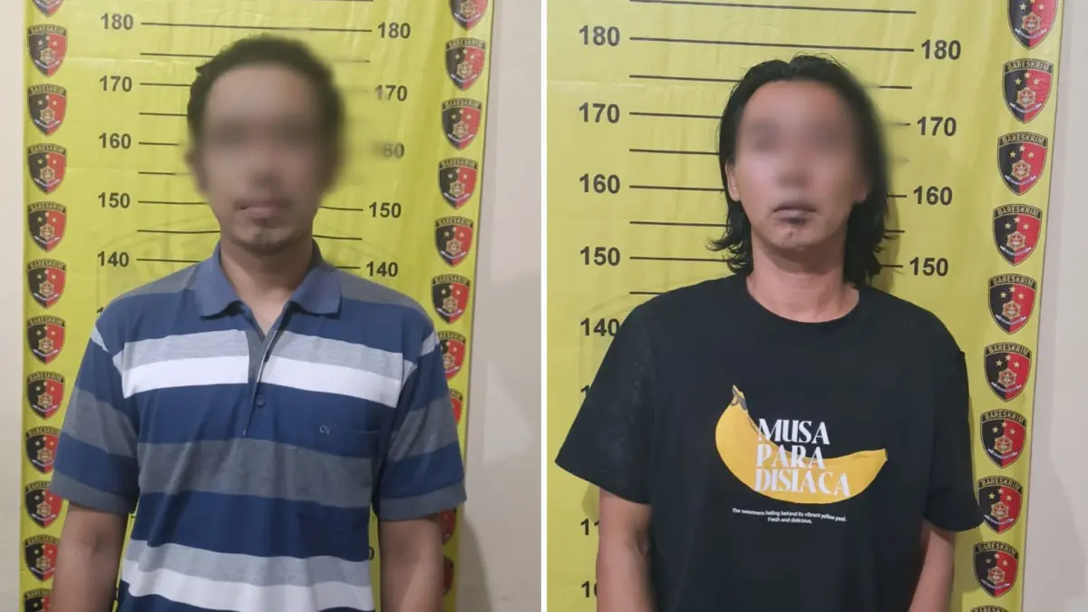 DIAMANKAN: Dua pelaku dugaan kasus penggelapan mobil rental saat diamankan di Mapolsek Bungah, Gresik. (Foto : Ist/Radar Gresik) 