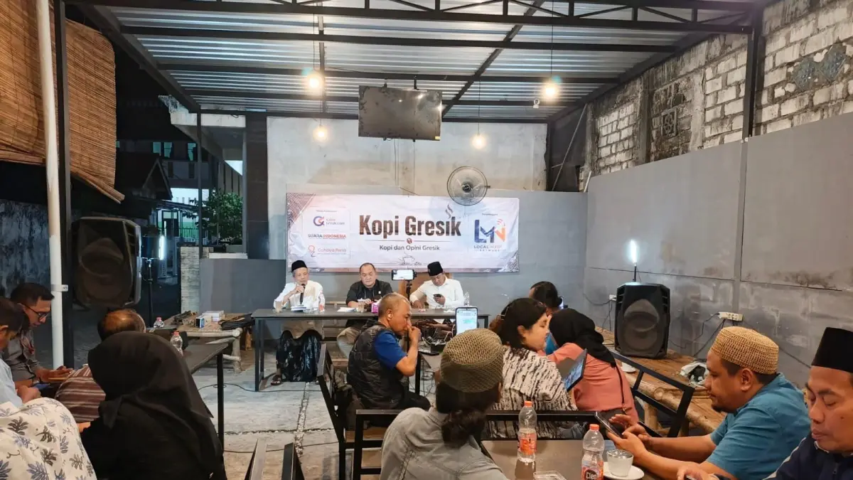 Diskusi interaktif di Kecamatan Dukun, Kasatpol PP Gresik Agustin Halomoan Sinaga, MUI Gresik, dan tokoh masyarakat. (Foto : Ist/Radar Gresik) 