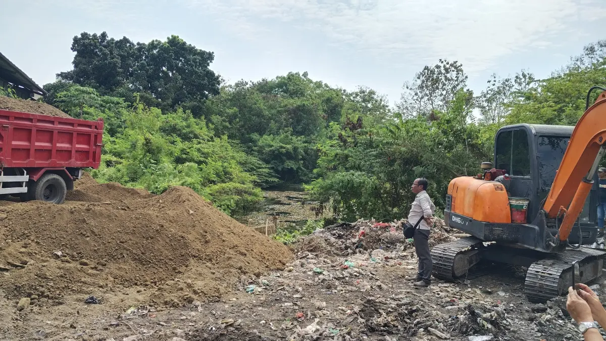 Giat : Proses pengurukan lahan di halaman belakang SMKN 1 Cerme Gresik. (Foto : Riri/Radar Gresik) 