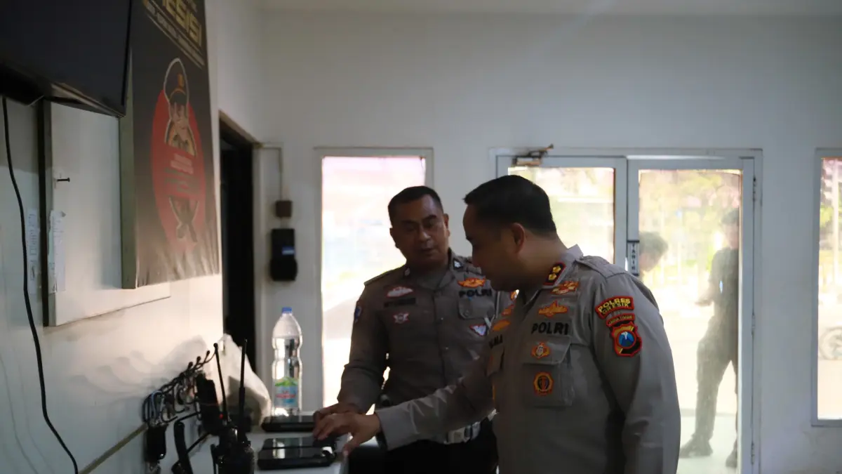Kapolres Gresik AKBP Ramadhan Nasution saat meninjau langsung pelayanan publik di Mapolsek Kebomas dan Pos Satlantas 12.0 di wilayah Kecamatan Kebomas, Gresik. (Foto : Yudhi/Radar Gresik) 