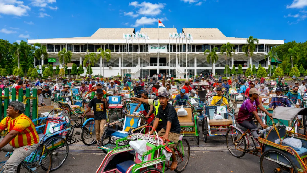 Pada HUT ke-54, PT Petrokimia Gresik menghadirkan rasa syukur melalui kepedulian kepada para abang becak, sebagai bagian yang tak terpisahkan dari denyut kehidupan masyarakat Gresik.